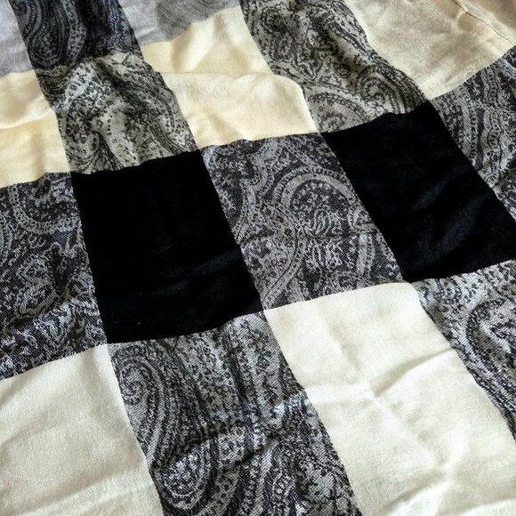 Cashmere blend black white and gray scarf. - Picture 4 of 10